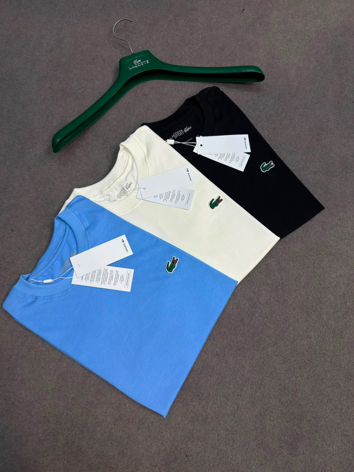 Camisetas Lacoste dobradas em exposição
